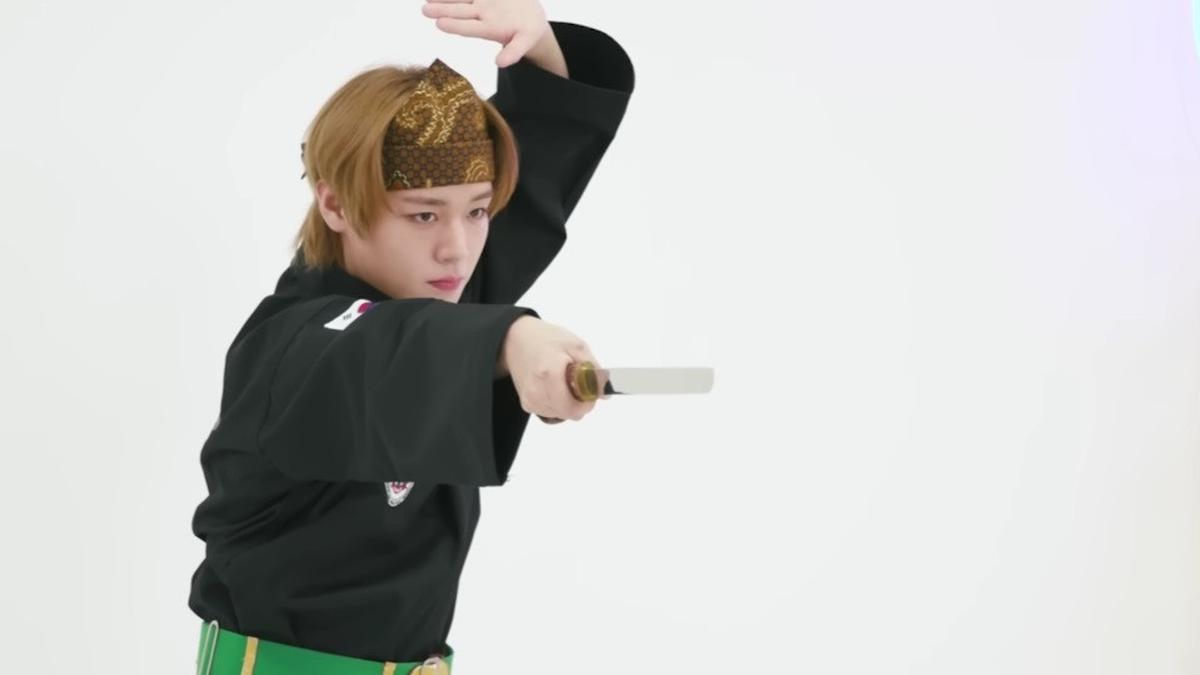 Park Jihoon Learns Pencak Silat Using a Machete to Keris,