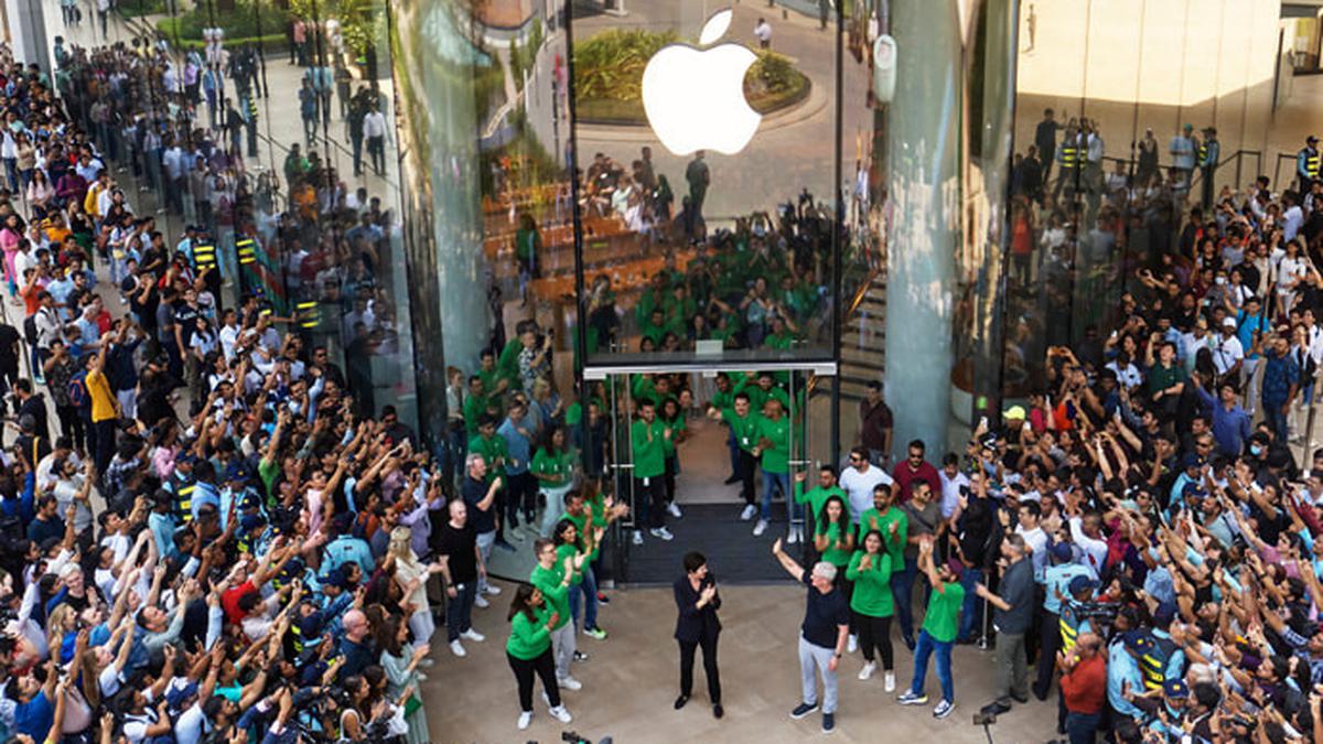 The First Apple Store in India Officially Opened by Tim