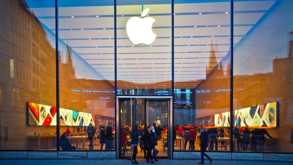 Apple Dominates Q Smartphone Market Amidst Decline in Shipment
