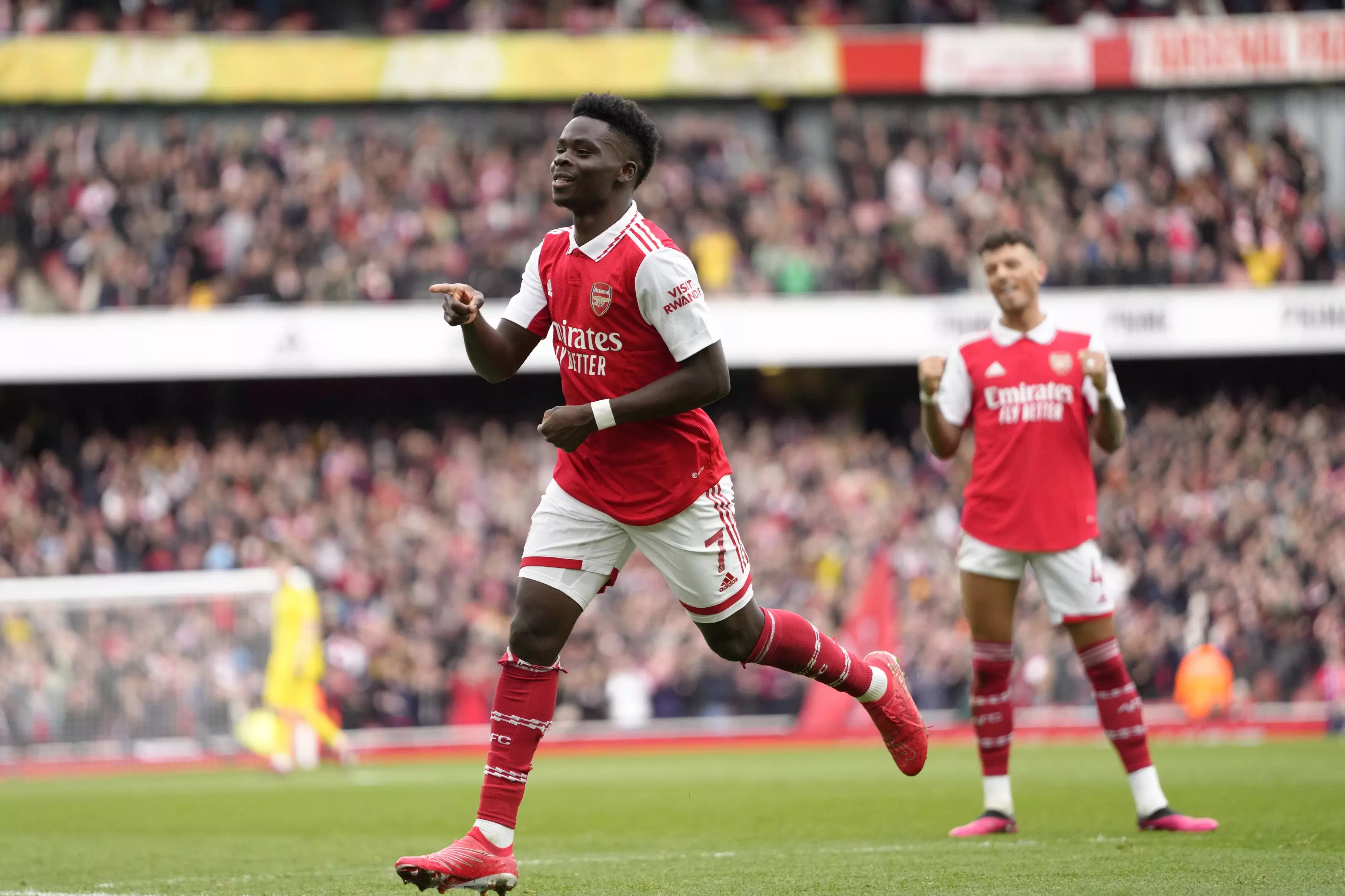 Extending Contract, Bukayo Saka Aims for Success at Arsenal