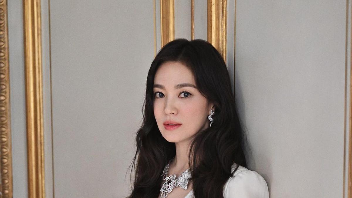 Song Hye Kyo Shows off Valuables on the Day Song