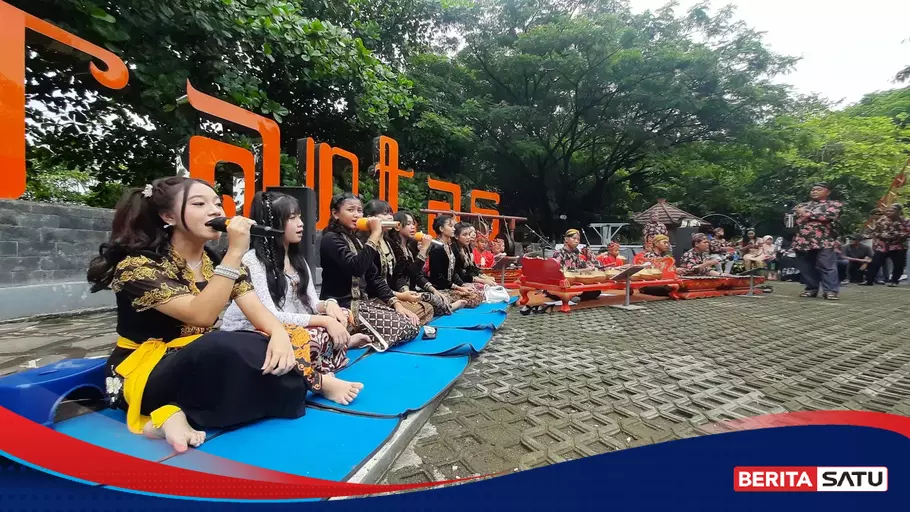 Commemorating Music Day, Dozens of Students in Kediri Perform Karawitan