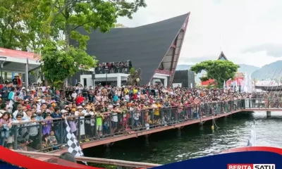 F Powerboat visitors in Toba reach , people