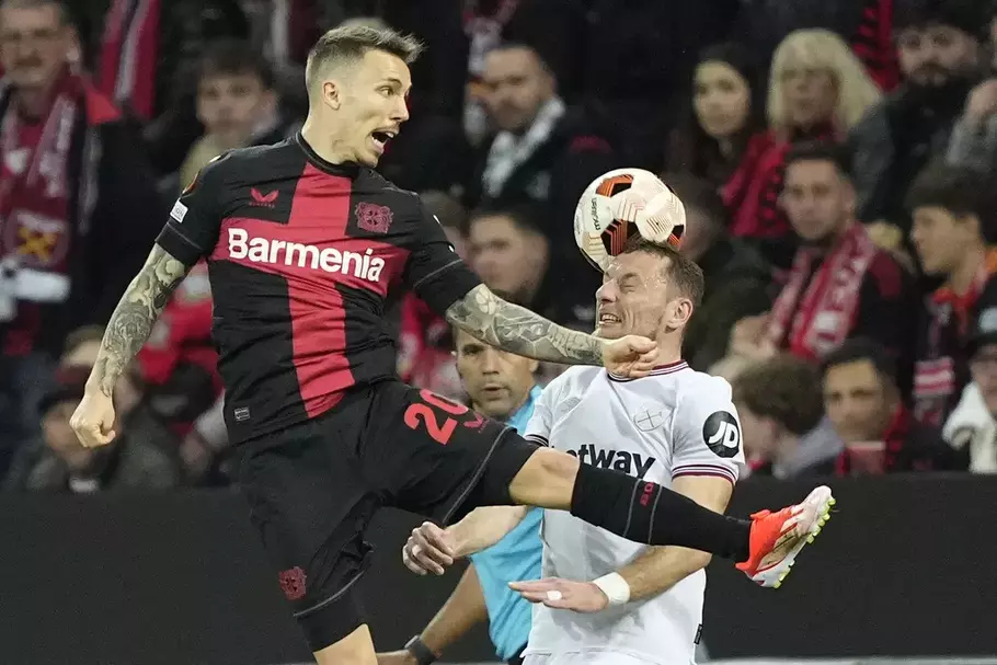 Bayer Leverkusen midfielder Alex Grimaldo (left).  - (AP/AP)