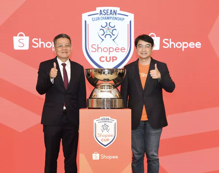 President of AFF Major General Khiev Sameth (left), Shopee Chief Commercial Officer Zhou Jun Jie (right).  - (AFF/Special)