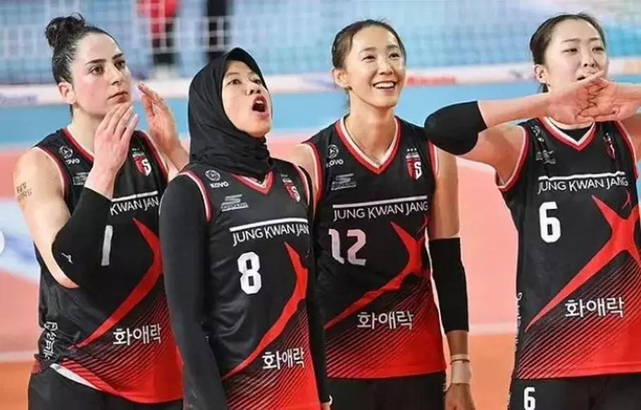 Megawati Hangestri and Red Sparks players while competing in the Korean Volleyball League.  - (./Red Sparks)