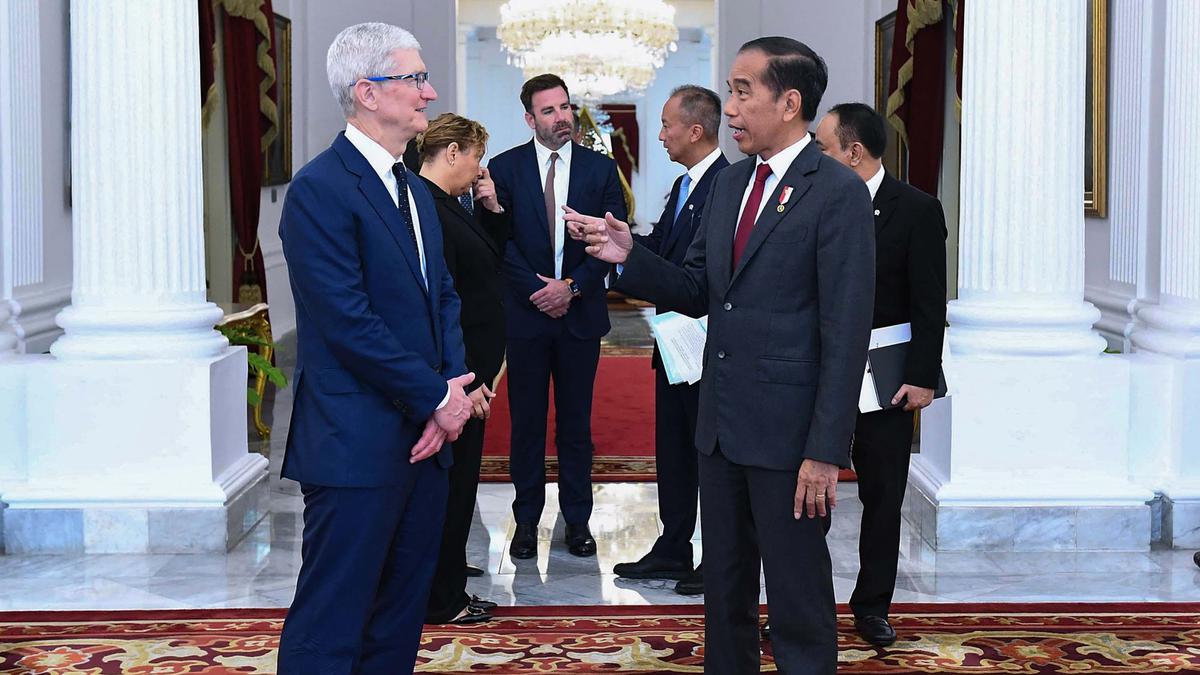 Minister of Communication and Information Says President Jokowi Invites Apple