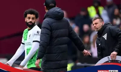Salah and Klopp quarrel on the side of the pitch,