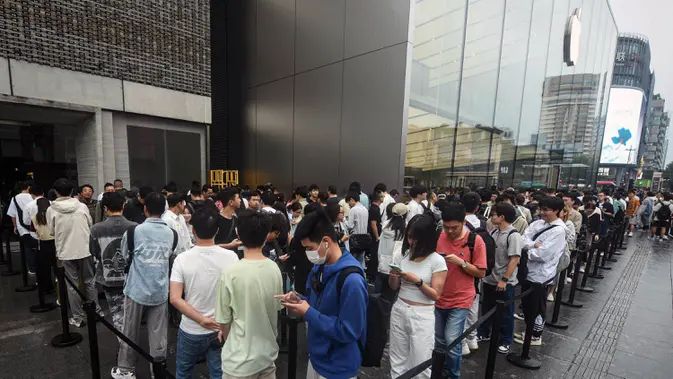 People queue to buy the newly launched iPhone 15 phones at an Apple store in Hangzhou, in China's Zhejiang province on September 22, 2023. (AFP/China OUT)