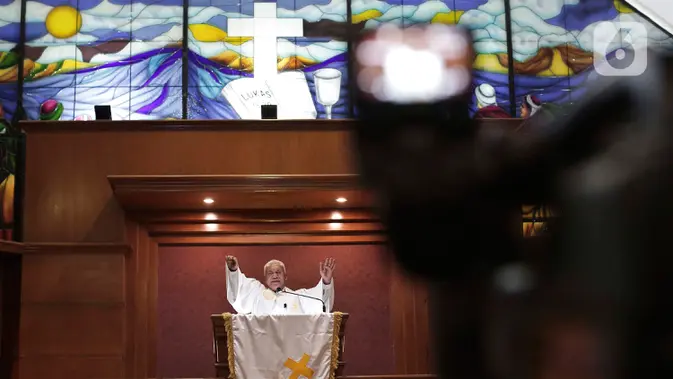 The priest leads the Mass of the Ascension of Jesus Christ at the Western Indonesian Protestant Church (GPIB) Effatha, Jakarta, Thursday, (21/5/2020).  In the midst of the Covid-19 outbreak, the Ascension Mass at the church was canceled and replaced with a service 