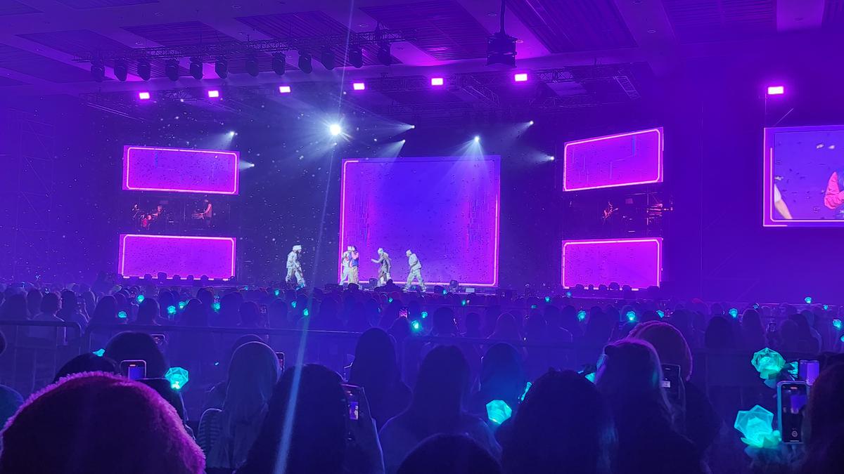 SHINee&#;s Key Opens Solo Concert in Jakarta, Greets Audience in